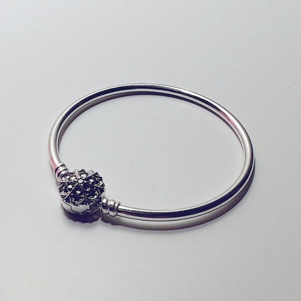 PANDORA Limited Edition Sparkling Snowflake Clasp Bangle Size PETITE